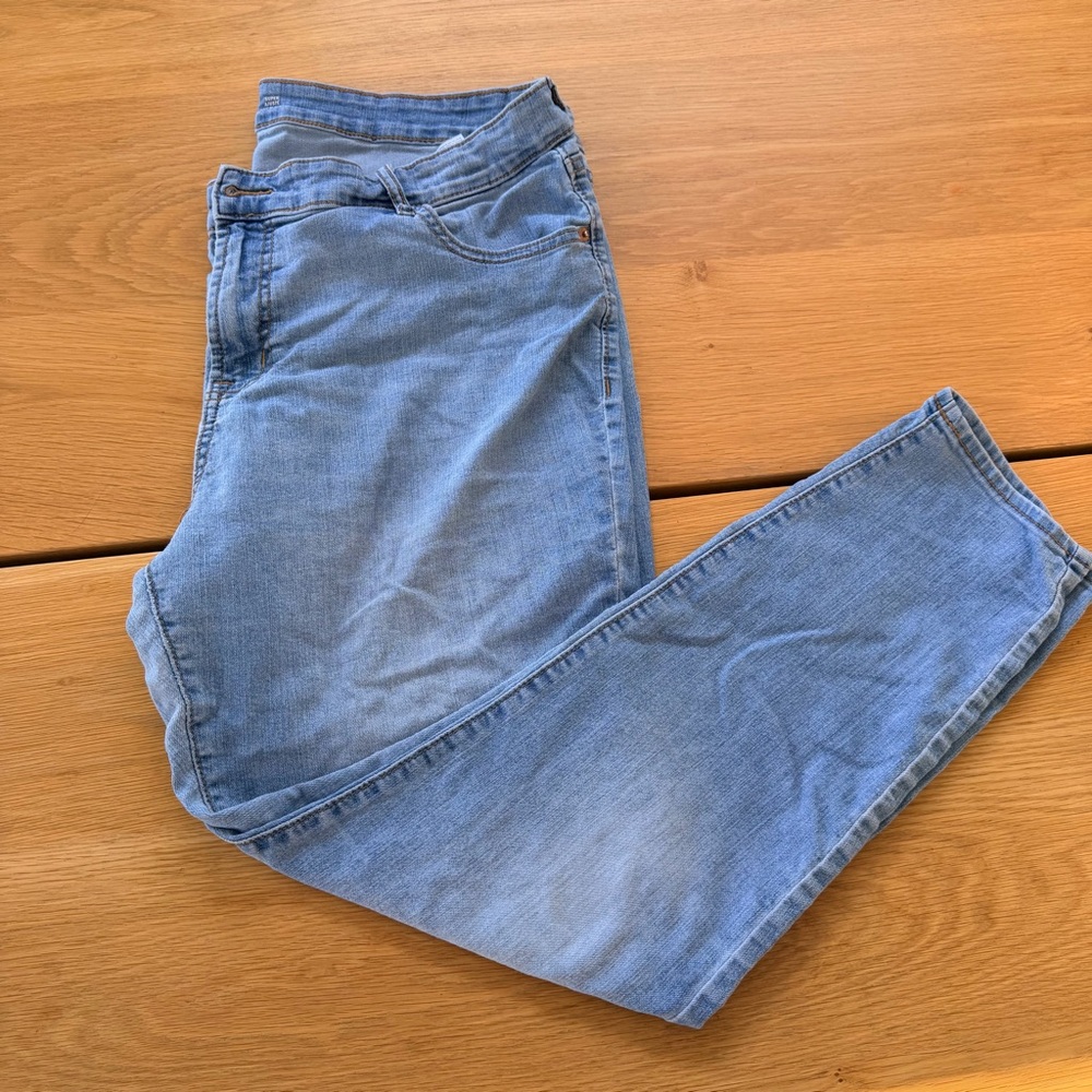Women’s size 18 Old Navy Super Skinny Mid-Rise Jeans Light Wash Stretch Denim